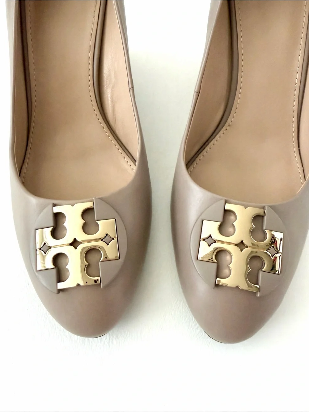 TORY BURCH | Luna Wedge Pumps French Gray Leather Logo Medallion Heels Size 7.5